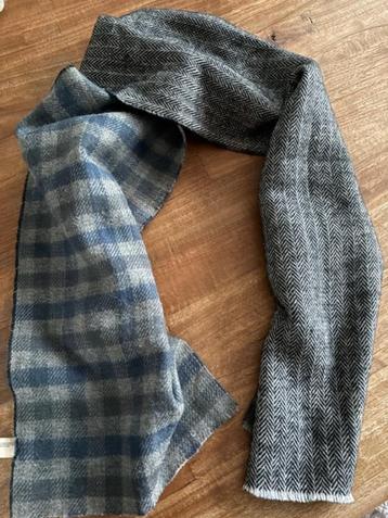 Warme sjaal in 2 patronen beschikbaar voor biedingen