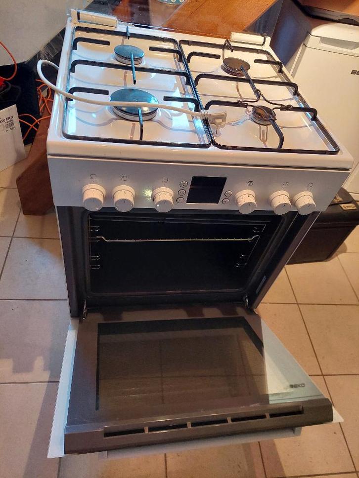 Bosch gasfornuis, Elektronische apparatuur, Fornuizen, Zo goed als nieuw, Tussenbouw, Gas, 4 kookzones, 85 tot 90 cm, 45 tot 60 cm