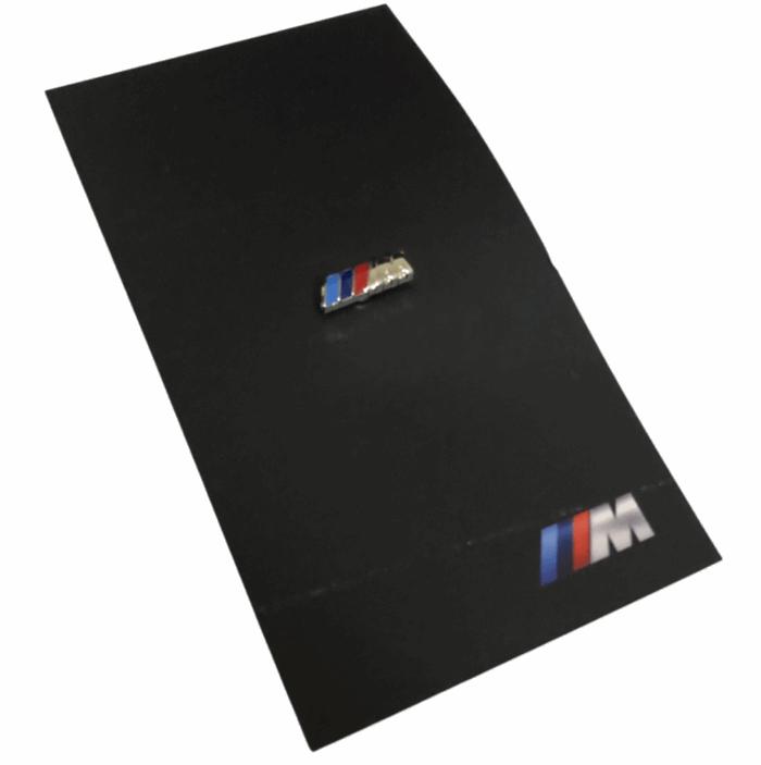 Origineel BMW M spelt label pin merchandise 80282410915 2410, Handtassen en Accessoires, Manchetknopen, -, -, Nieuw, Ophalen of Verzenden
