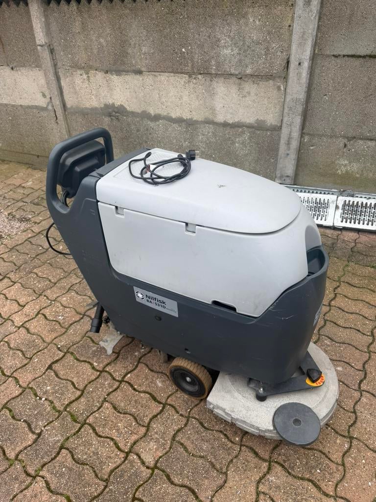 Nilfisk schrobzuigmachine, Ophalen