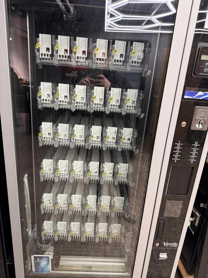 Distributeur de boissons Vendo avec ascenseur, Collections, Machines | Autre, Comme neuf, Enlèvement ou Envoi