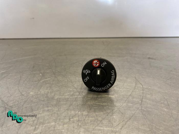 Airbag schakelaar van een Renault Clio (Clio 4 12-), Auto-onderdelen, Elektronica en Kabels, Renault, Gebruikt, 3 maanden garantie