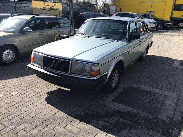 volvo 244 GL oldtimer bouwjaar 1987, Autos, Oldtimers & Ancêtres, Entreprise, Verrouillage central, Peinture métallisée, Radio
