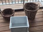 Drie items twee antieke rieten manden en een plastiek opberg, Mand, Rond, Ophalen of Verzenden, Zo goed als nieuw