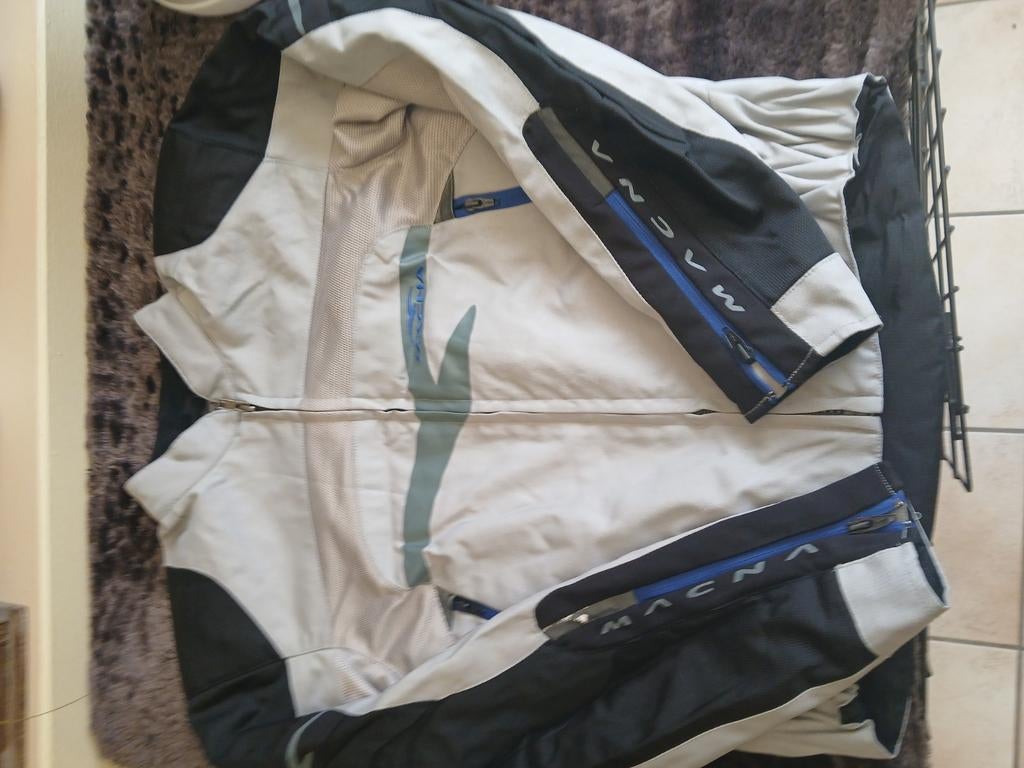 Moto vest merk macna, Enlèvement