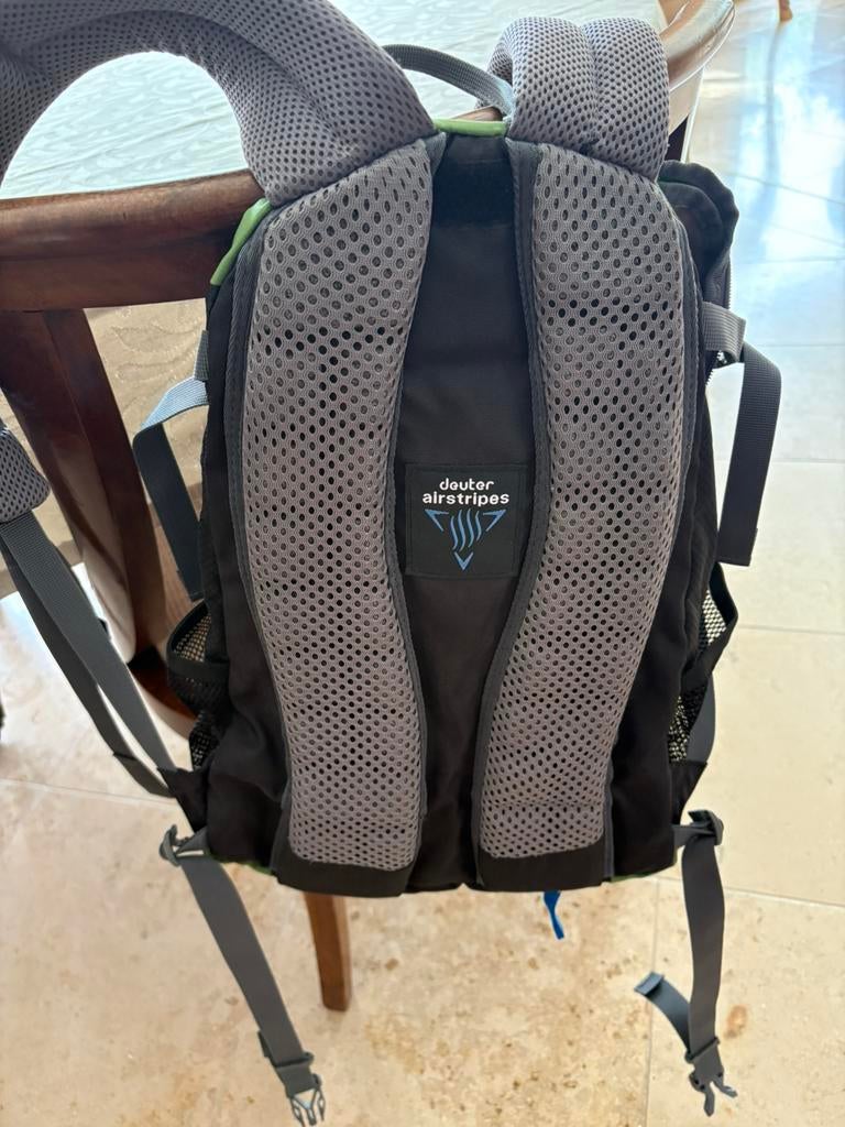 Sac à dos Noir et bandes vertes ´Deuter’, Sport en Fitness, Bergsport en Wandelen, Ophalen, Zo goed als nieuw, Rugzak