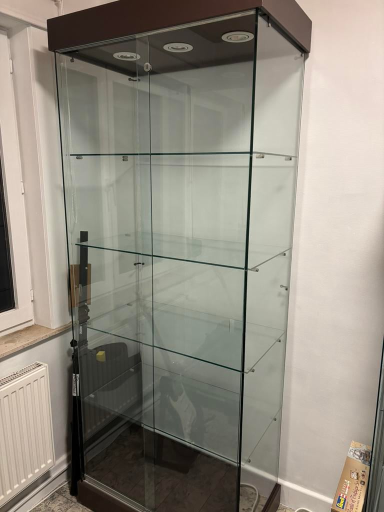 Vitrinekast, Enlèvement, Utilisé