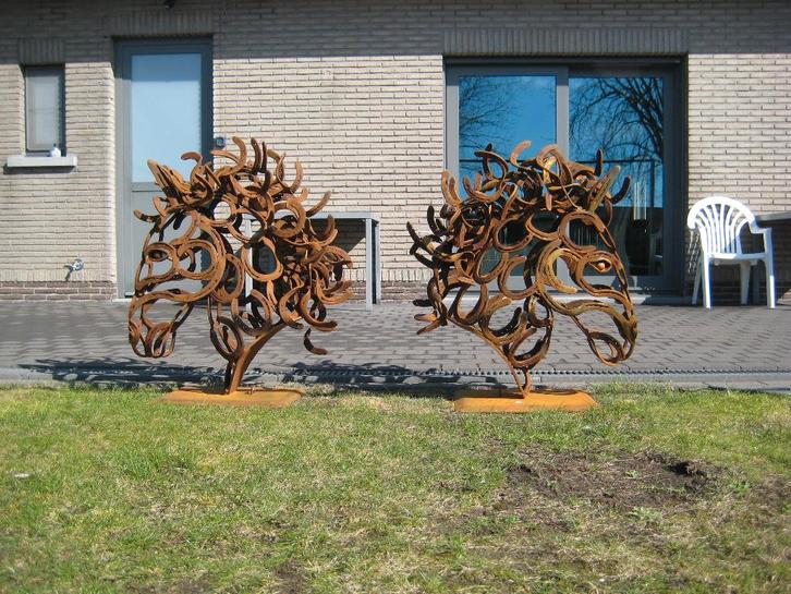 Paardenhoofden in oude hoefijzers, Animaux & Accessoires, Chevaux