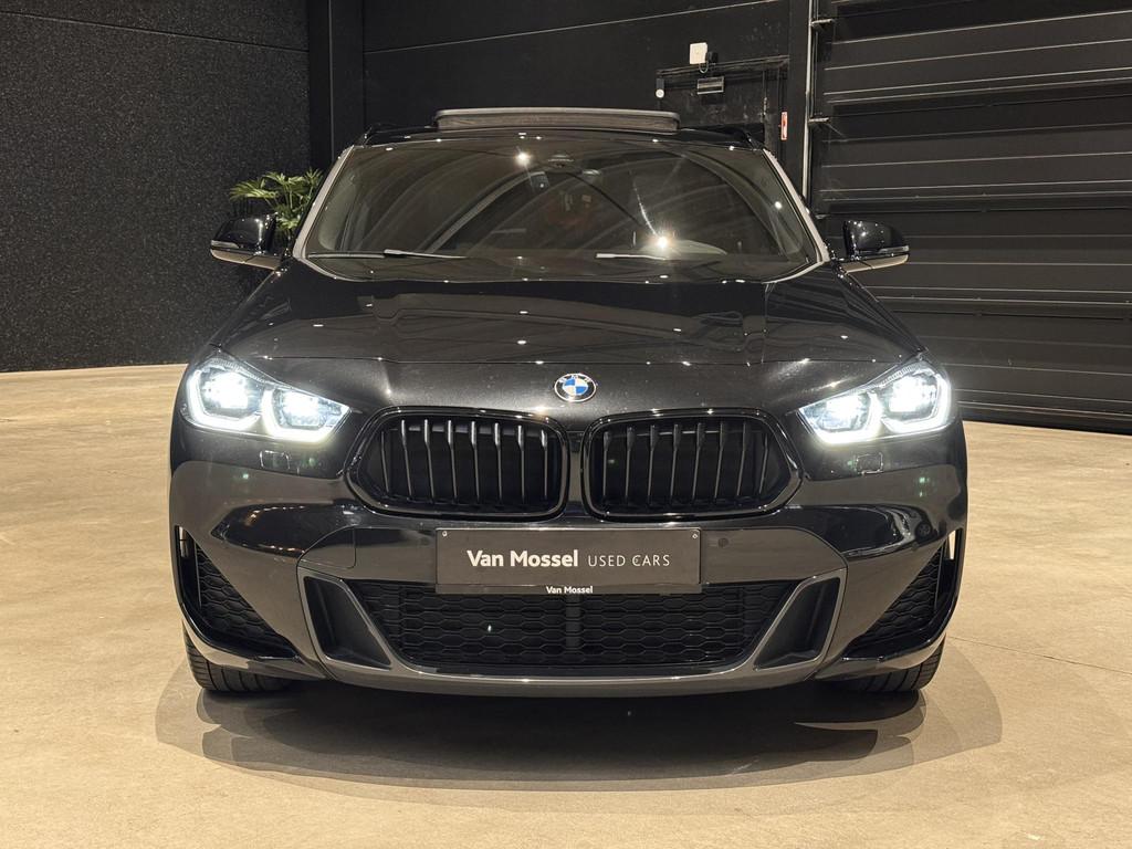 BMW X2 sDrive18iA 100kW DCT NAVI | CAMERA | SUNROOF, Auto's, BMW, Gebruikt, Zwart, Bedrijf, 5 zetels