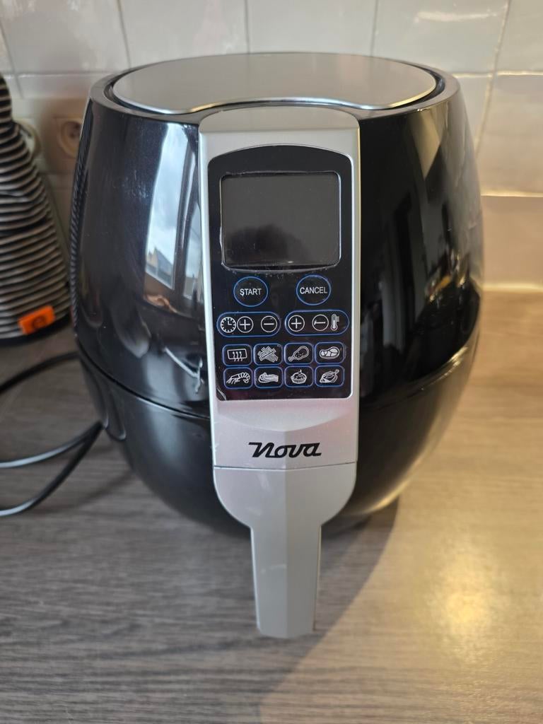 Airfryer Nova . Glanzend Zwart ., Ophalen, Zo goed als nieuw, Airfryer XL, 750 t/m 999 gram