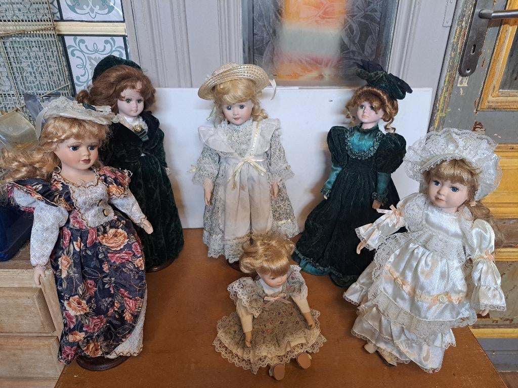 6 anciennes robes faite main pour poupées années 50/60 (prix à la
