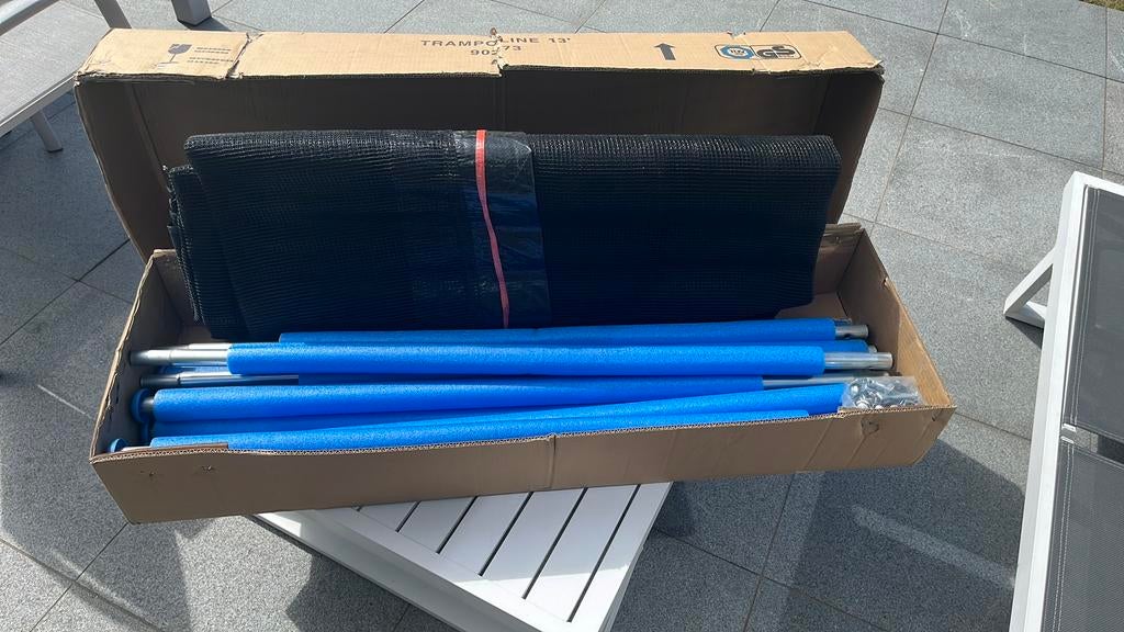 GRATIS Trampoline beschermhoes met palen, Kinderen en Baby's, Speelgoed | Buiten | Trampolines, Ophalen, Nieuw