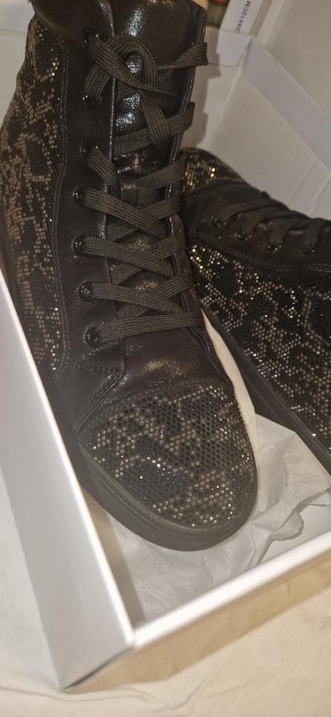 Chaussures Steve Maden, Enlèvement