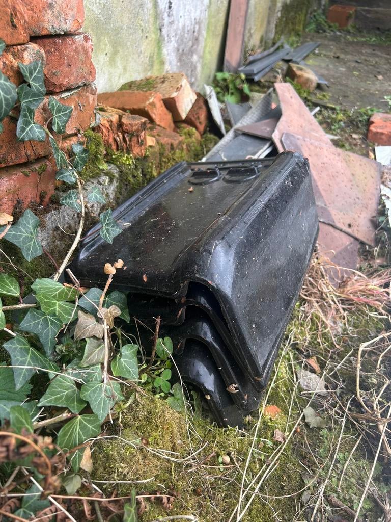 4 Tuiles de rive droite koramic Pottelberg noir, Bricolage & Construction, Tuiles & Revêtements de toit, Enlèvement, Comme neuf