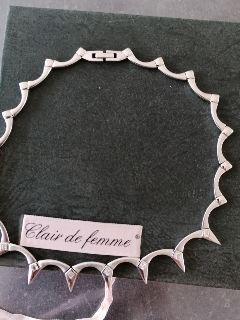 Splinternieuwe halsketting Clair de femme., Enlèvement