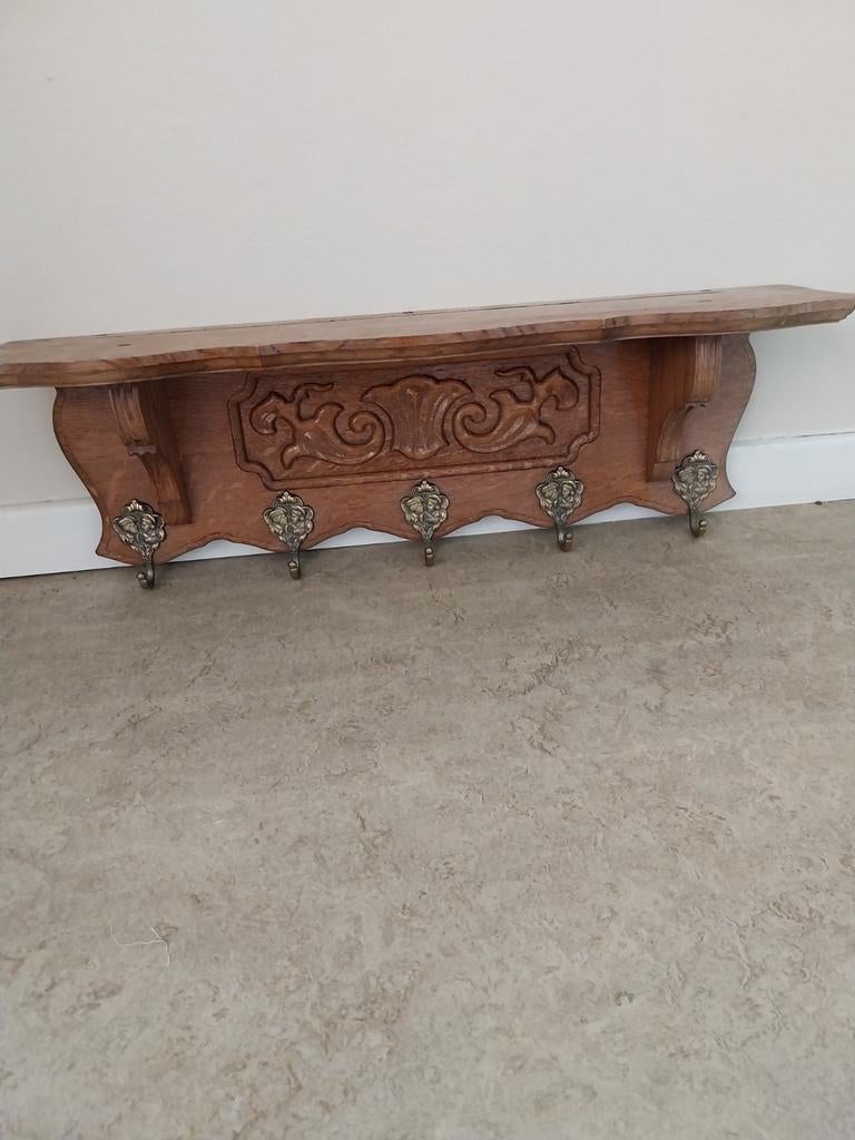 Porte-manteau en chêne, Enlèvement