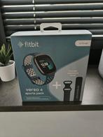 Fitbit Versa 4 zwart bundel met blauwe sportband NIEUW, Neuf, Étanche, Enlèvement ou Envoi, Fitbit