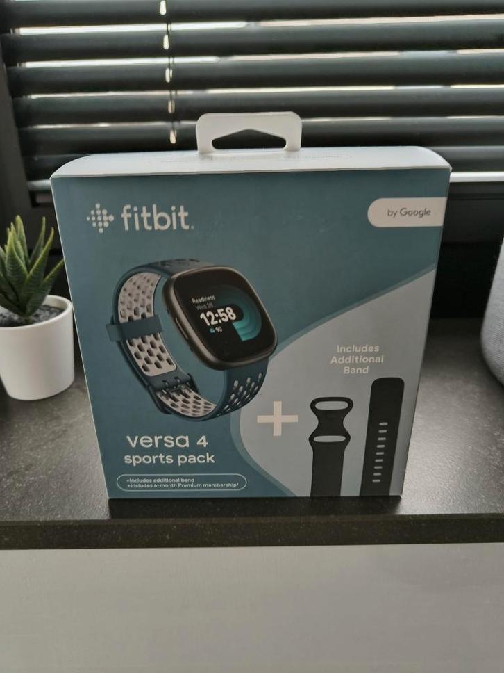 Fitbit Versa 4 zwart bundel met blauwe sportband NIEUW, Bijoux, Sacs & Beauté, Montres connectées, Neuf, Android, Noir, GPS, Battement de coeur