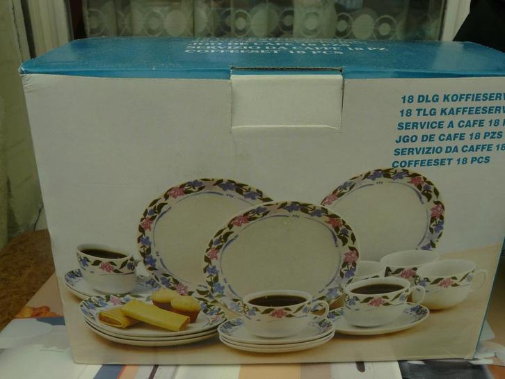 Nieuwe staat vintage 18 delig ontbijt-/koffieservies, Maison & Meubles, Cuisine | Vaisselle, Neuf, Tasse(s) et/ou soucoupe(s)