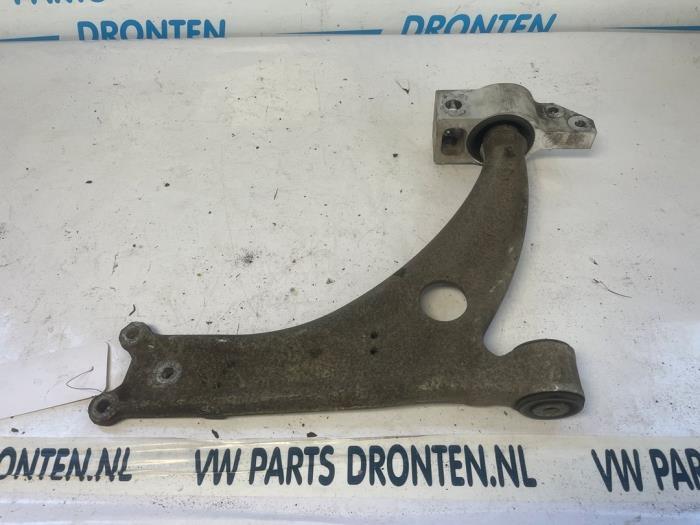 Draagarm rechts-voor van een Volkswagen Passat, Gebruikt, -, Volkswagen, -