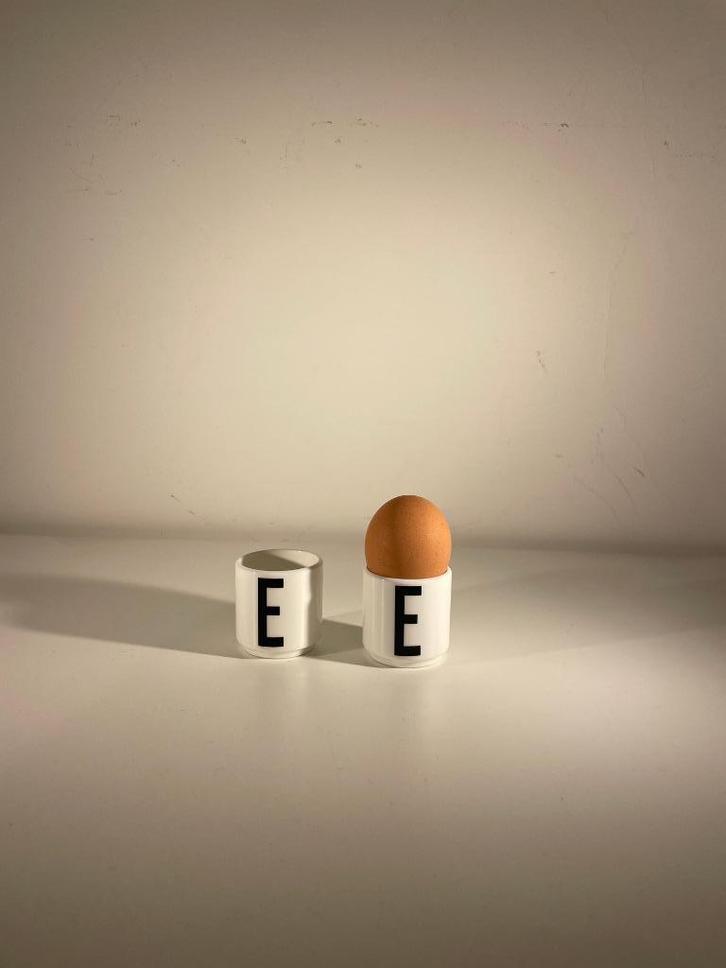 2 coquetiers avec lettre E - Design letters par Arne Jacobse, Huis en Inrichting, Keuken | Servies, Nieuw, Kop(pen) en/of Schotel(s)