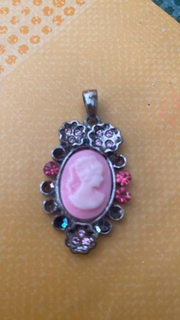 Très Ancien pendentif camee dans son jus, Comme neuf