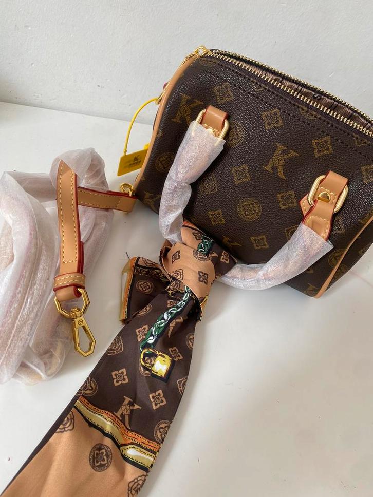 Stijlvolle handtas met sjaal (nieuw), Handtassen en Accessoires, Tassen | Damestassen, Zo goed als nieuw, Handtas, Ophalen of Verzenden