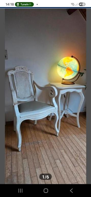 Opgeknapte antieke stoel met tafeltje beschikbaar voor biedingen