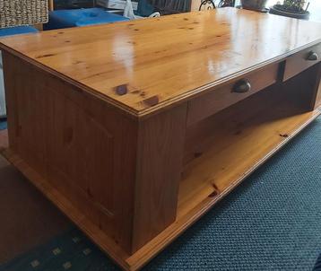 Table basse de salon en pin beschikbaar voor biedingen