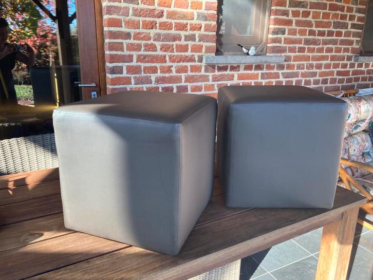 2 identieke voetbankjes in taupekleur, Maison & Meubles, Canapés | Repose-pieds & Poufs, Comme neuf, Moins de 50 cm, Moins de 50 cm
