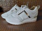 Sneakers met slede hak en veters. Maat 41, Kleding | Dames, Wit, Ophalen of Verzenden, Zo goed als nieuw, Sneakers