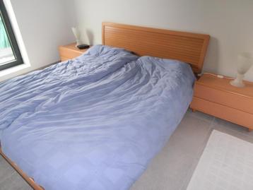 Mustering tweepersoonsbed en 2 bed kastjes beschikbaar voor biedingen