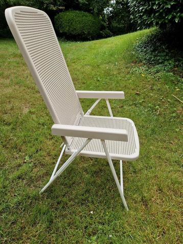 Tuinstoel beschikbaar voor biedingen