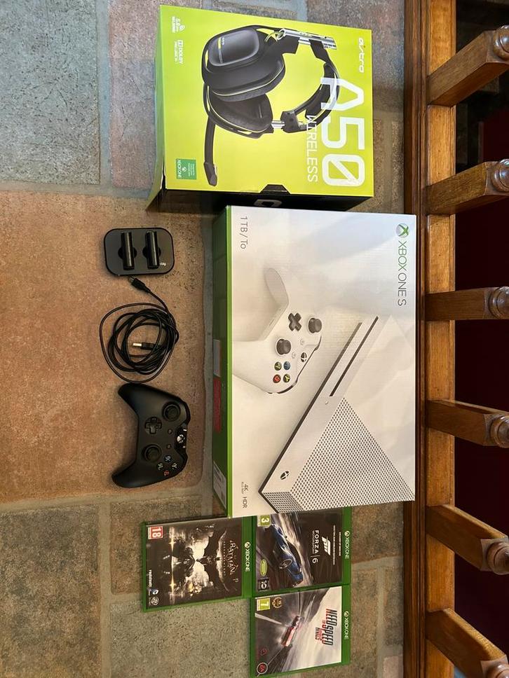 Xbox one S + Astro A50 headset + toebehoren, Games en Spelcomputers, Spelcomputers | Xbox One, Zo goed als nieuw, Xbox One, Ophalen