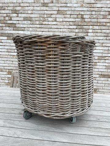 Houtmand brandhout met 4 wielen riet/hout 60x60cm beschikbaar voor biedingen