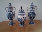 Trio handgeschilderde Delftse vazen, Antiek en Kunst, Ophalen
