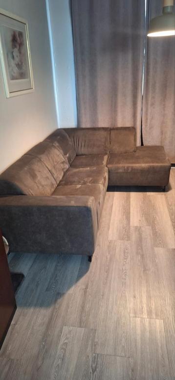 Hoeksalon met longchair beschikbaar voor biedingen
