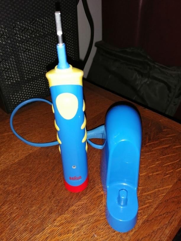 Brosse à dents électrique Oral-B Kids Stages Power, Bijoux, Sacs & Beauté, Beauté | Soins de la bouche, Comme neuf, Brosse à dents