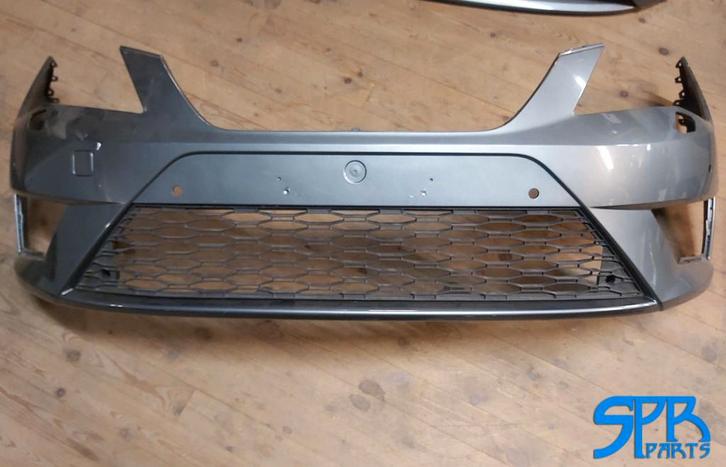 Voorbumper SEAT LEON III FR 5F 5F0807221M GRILLE BUMPER 4PDC, Auto-onderdelen, Carrosserie, Bumper, Seat, Voor, Gebruikt