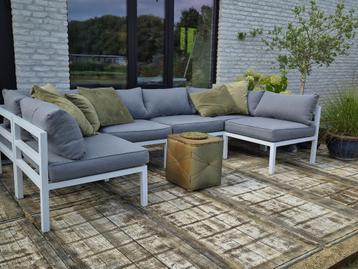 Nieuwe grote witte loungeset inclusief kussens beschikbaar voor biedingen