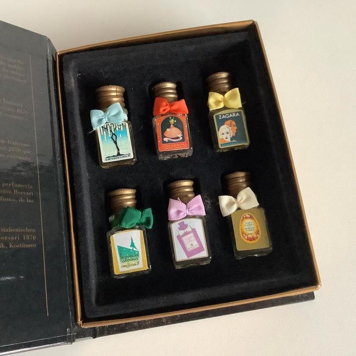 Vintage Borsari boek met 6 parfummi’s Edp, Verzamelen, Parfumverzamelingen, Zo goed als nieuw, Miniatuur, Gevuld, Ophalen of Verzenden