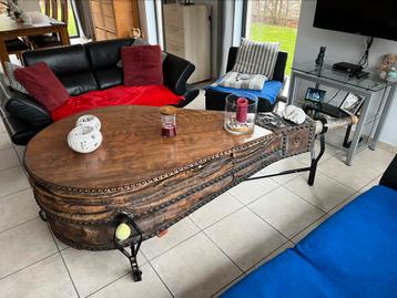 Oude blaasbalk, herstel en geplaatst op houder met wieltjes. beschikbaar voor biedingen