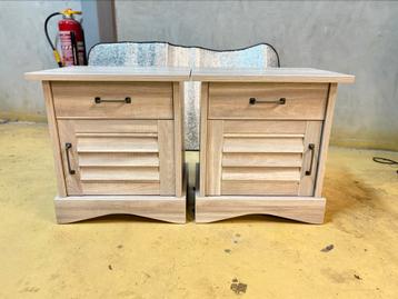 2 nachtkastjes te koop beschikbaar voor biedingen