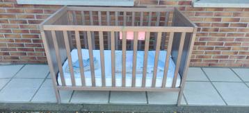 Baby bedje en toebehoren  beschikbaar voor biedingen
