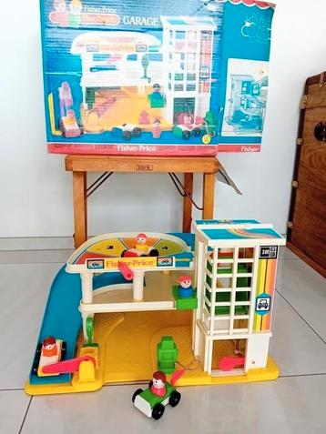 Vintage garage Fisher Price met toebehoren in originele doos beschikbaar voor biedingen