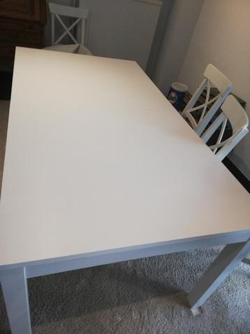 witte uitschuifbare tafel beschikbaar voor biedingen