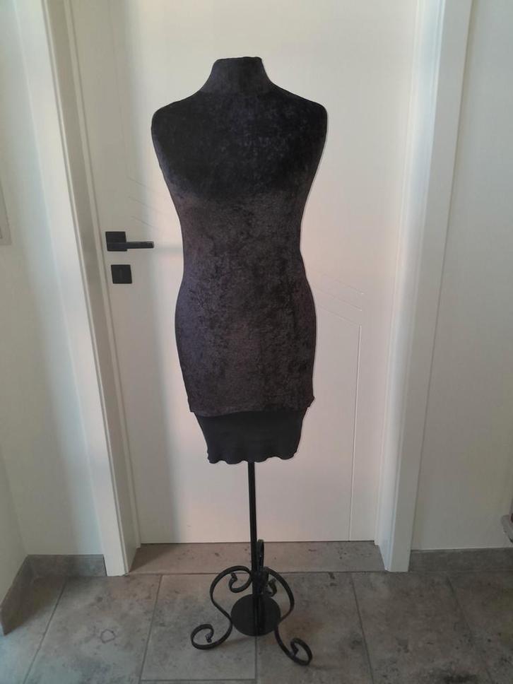 Mooie etalagepop zwart met sierlijke voet, Kleding | Dames, Kledingrekken, Ophalen