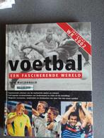 Voetbal : een fascinerende wereld, Boeken, Ophalen of Verzenden, Gelezen, Balsport