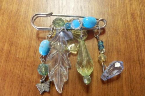 (5) -broche a breloques vertes et bleues, Handtassen en Accessoires, Broches, Zo goed als nieuw, Overige materialen, Blauw, 4 tot 7 cm