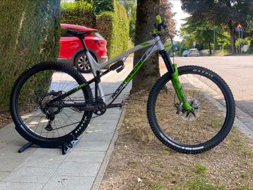 Mountainbike-rockmachine sneeuwstorm beschikbaar voor biedingen